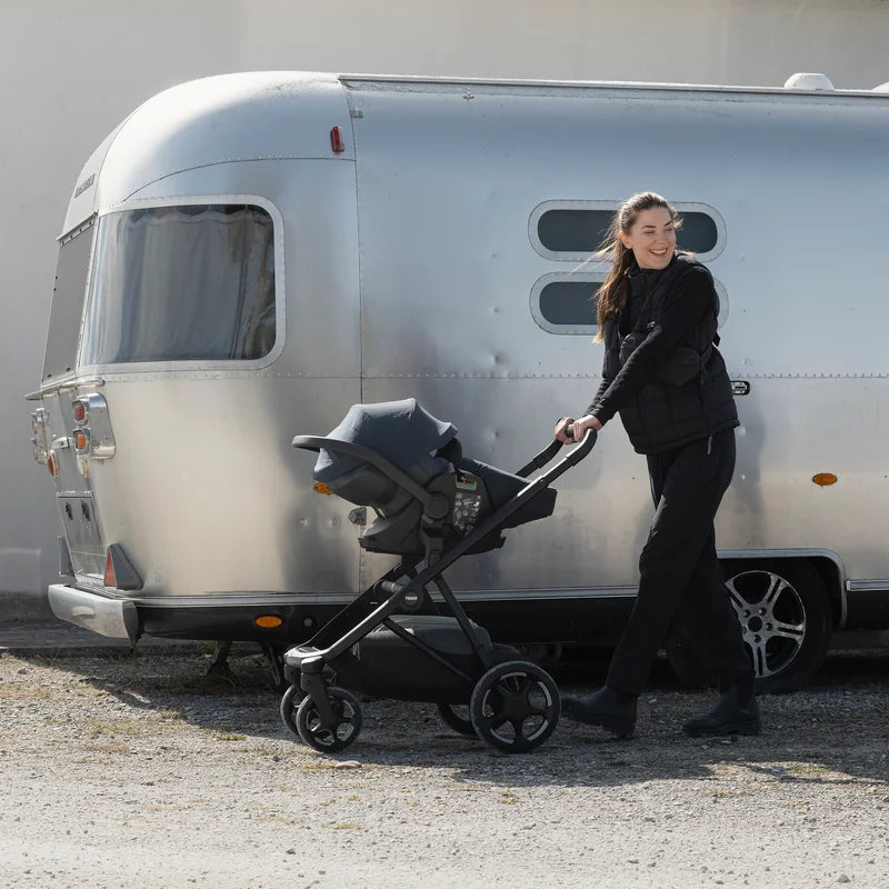 Thule Charm med Thule Maple babyskydd monterat via adapter (ingår inte) – hyr hos Parently