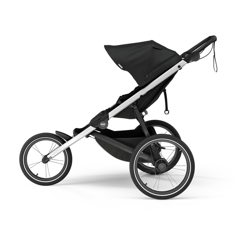 Thule Glide 3 joggingvagn från sidan med 16-tums framhjul och 18-tums bakhjul, att hyra hos Parently