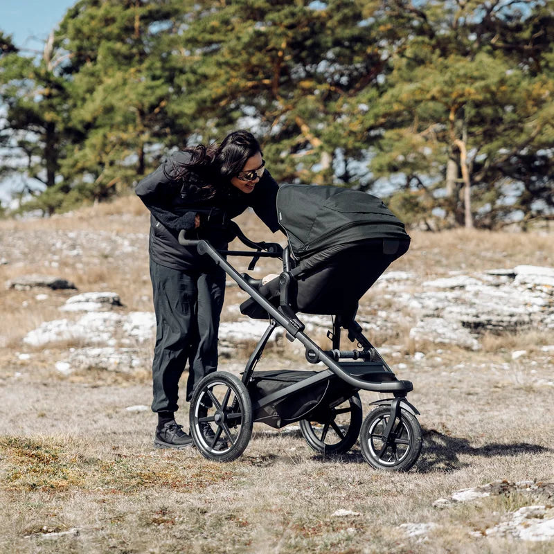 Hyr Thule Urban Glide Reversible Seat hos Parently – förälder och barn nära varandra under promenaden
