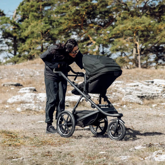 Hyr Thule Urban Glide Reversible Seat hos Parently – förälder och barn nära varandra under promenaden