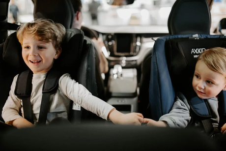 Lej Axkid autostol til baby og barn hos Parently i måneder, uger eller dage