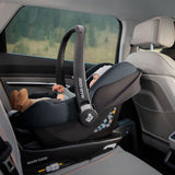Maxi-Cosi CabrioFix i-Size babyautostol monteret på ISOFIX-bas i bilen