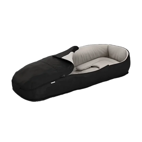 Hyr Thule Newborn Nest svart åkpåse hos Parently