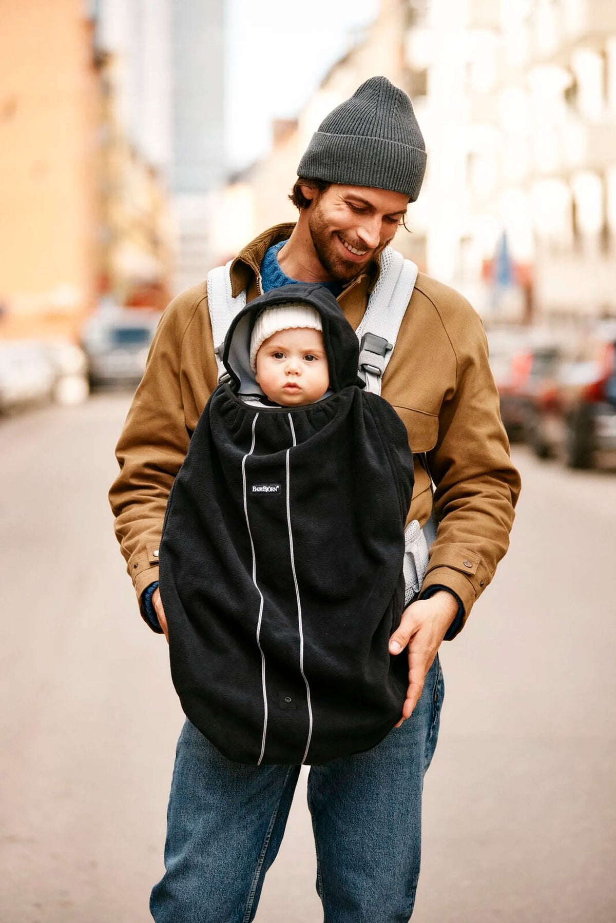Lej Överdrag til BabyBjörn Bæresele hos Parently til varma promenader
