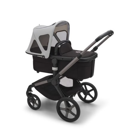 Bugaboo Fox 5 Breezy kaleche i dimgrå med ventilationsfönster monteret på liggvagn