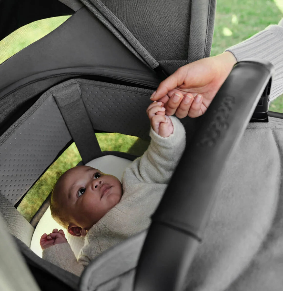 Barnevognen Bugaboo Fox 5 renew i mångrå med liften som har en PureBreeze madrass