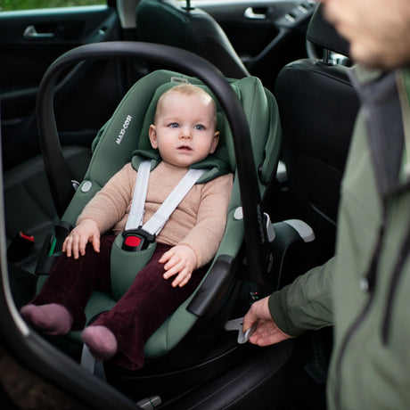 Babyautostolet Maxi-Cosi Pebble 360 Pro 2 monteret i bil med FamilyFix 360 Pro