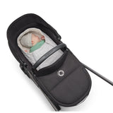 Nyfödd bebis i Bugaboo Newborn Inlay i Bugaboo Dragonfly – hyr hos Parently