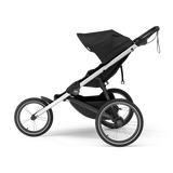 Thule Glide 3 joggingvagn från sidan med 16-tums framhjul och 18-tums bakhjul, att hyra hos Parently