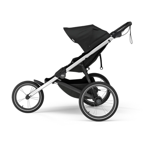 Thule Glide 3 joggingvagn från sidan med 16-tums framhjul och 18-tums bakhjul, att hyra hos Parently
