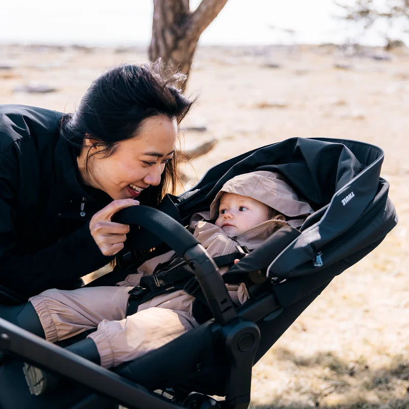 Hyr Thule Urban Glide Reversible Seat hos Parently – ögonkontakt med barnet i den föräldervända sittdelen