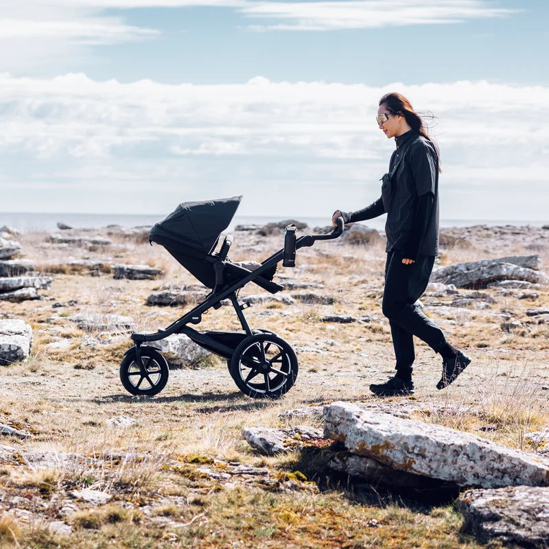 Hyr Thule Urban Glide Reversible Seat hos Parently – promenad i terräng med föräldervänd sittdel