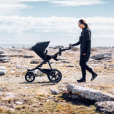 Hyr Thule Urban Glide Reversible Seat hos Parently – promenad i terräng med föräldervänd sittdel